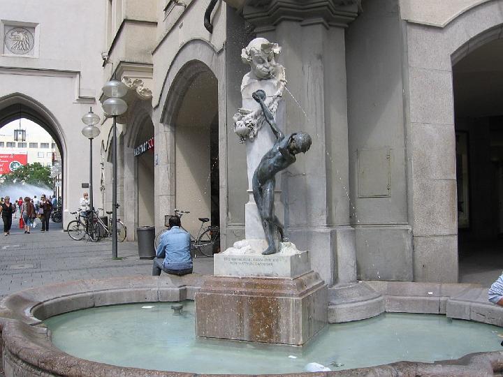 Muenchen 012.jpg - Der Münchner Dialekt gehört der Mittelbairischen Mundart an und ist durch den starken Zuzug aus anderen Gebieten vom Aussterben bedroht. Wie das bayerische Kultusministerium im Januar 2001 im Landtag mitteilte, ist die Mundart der Landeshauptstadt den Einwohnern unter 20 Jahren bereits fremd.
